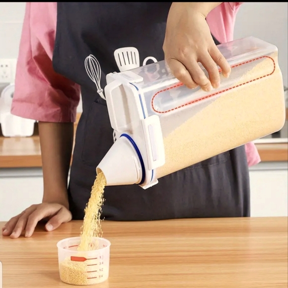 2 Plastic Food Containers with Sprout - Picture 3 of 10